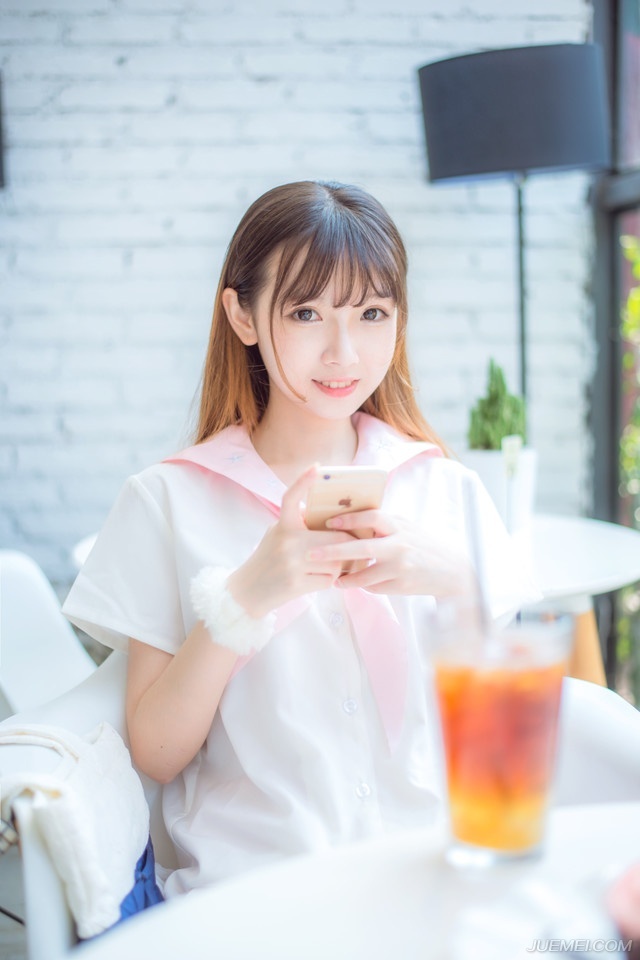 一股难言的压力压在吕蒙身上，那无数双汇聚过来的目光，在这一刻，仿佛一座大山一般压下来，这一刻，吕蒙能够深刻的体会到周瑜在这座大营之中的影响力。
